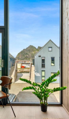 Modern with mountains and sea views in Henningsvær